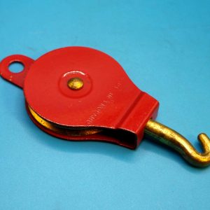 Meccano single sheave red Pulley Block, with brass pulley, part 151.