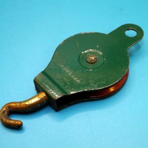 Meccano single sheave green Pulley Block, with red pulley, part 151.