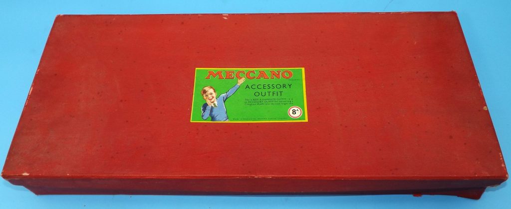 1953 Meccano Outfit 8a, Medium red/green.
